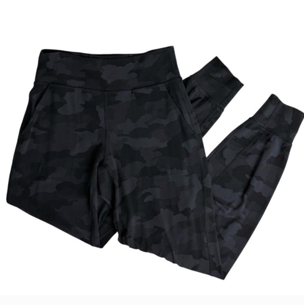 NWOT !!  🍋 LULULEMON 🍋 Align  Jogger  Black camo  Size 8